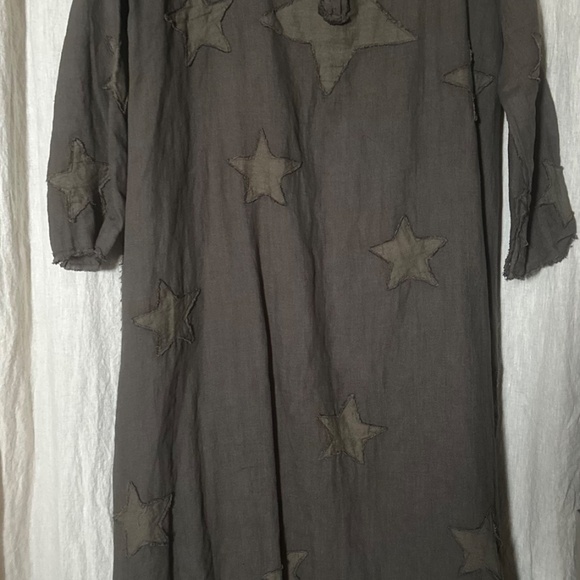 Magnolia Pearl Cassiel Linen Star Applique Distressed Dress - CLAY - Picture 4 of 6